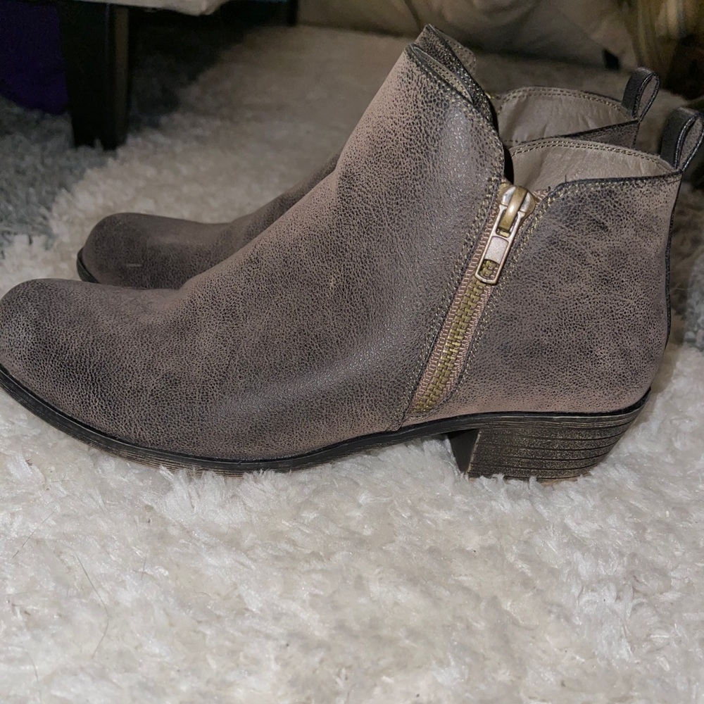 Size 8 women’s booties